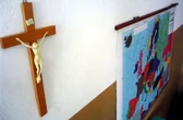 Imola, 20enne entra a scuola e prova a staccare il crocifisso in classe: «Sono Gesù Cristo»