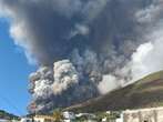 Etna, piove cenere su Catania. La Protezione civile innalza l’allerta rossa per il vulcano Stromboli dopo la nube alta due chilometri – Il video