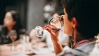 Ricoverata con ustioni alla gola dopo la cena al ristorante, vino contaminato da detersivo. La cameriera: «Mi sono confusa»