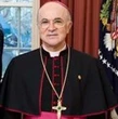 Vaticano, monsignor Viganò a processo per scisma: «Ha negato la legittimità del Papa». L’ex nunzio Usa: «Per me è un onore»
