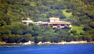 Villa Certosa può diventare un albergo: l’interesse di Four Seasons per la storica dimora estiva di Silvio Berlusconi
