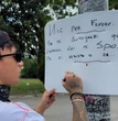 «Ultimo mi fai un autografo qui? Così lei mi sposa». La richiesta del fan – Il video