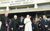 L’indagine sul chirurgo Alfieri che operò il Papa, i dubbi sulle assenze in sala operatoria: «Mio padre morto dopo l’operazione, per lui era andata bene»