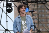 A Taranto l’«altro concertone» del 1° maggio diventa palco anti-Meloni. Riondino: «La Russa a testa in giù? Loro capovolgono la storia»