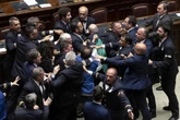 Rissa alla Camera, scattano le sanzioni: 15 giorni di sospensione a Iezzi, 4 a Donno. Coinvolti 11 deputati