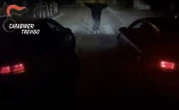 La gara clandestina tra due 20enni finisce sui social, la follia di notte sulla strada a doppio senso: beccati dai carabinieri – Il video
