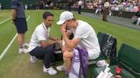 Wimbledon, malore per Sinner nel terzo set: si ferma e intervengono i medici. Il match riprende dopo 10 minuti