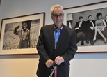 È morto a 95 anni il fotografo Elliott Erwitt: gli anni in Italia, gli scatti alle celebrità, l’occhio per l’assurdo