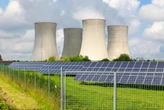 Il nucleare perde quota ma resta la prima fonte energetica Ue, il boom di solare ed eolico (che supera il gas)
