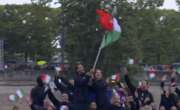 Olimpiadi di Parigi 2024, la sfilata della delegazione italiana copre i fischi contro Israele: Tamberi ed Errigo alzano il tricolore – Il video