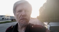 La storia di Leopoldo, il vigilante cardiopatico dell’università che dorme in auto: «Così vivo da miserabile»