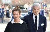 Il nuovo affondo di Alain Elkann: dopo i lanzichenecchi sui treni, nel mirino i «cafoni» che girano in ciabatte al Grand Hotel