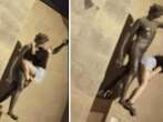 Firenze, si arrampica sulla statua di Bacco e mima un atto sessuale: la bravata della turista indigna i social