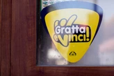 Non divise il Gratta e vinci milionario comprato con gli amici, il pm chiede 3 anni di carcere per appropriazione indebita