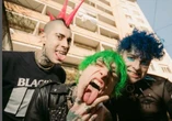 «Ma tu sei peggio della coca, sei una tr…»: i La Sad, nuovi big di Sanremo 2024 finiscono nel mirino. Accuse di sessismo per il trio emo-trap-punk
