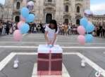 Il «Gender reveal party» in piazza Duomo a Milano, l’idea di una ragazza boliviana: «Non ci aspettavamo quella folla» – Il video