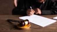 L’ex poliziotto che andava in locali per scambisti con la fidanzata minorenne: condannato a 4 anni. Lei in aula in lacrime