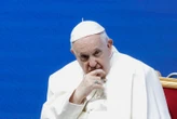 Papa Francesco e la preoccupazione sui pochi bambini in Italia: «Qui cagnolini al posto dei figli»