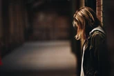 «Non vestirti così o ti ammazzo», le minacce del 19enne alla ex: così lei l’ha fatto arrestare col “mobile angel”