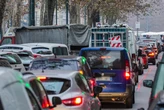 Auto e camion, il Parlamento europeo chiede più tempo per ridurre le emissioni. Il governo Meloni: «Successo dell’Italia, ora maggioranza di destra in Ue»