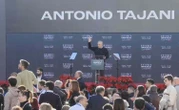 Parla Tajani ad Atreju, malore tra il pubblico. Poi la svolta: «È un miracolo di Berlusconi» – Il video