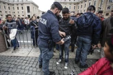 Il prete beccato a San Pietro con pistola ad aria compressa e coltelli, la versione che non convince la polizia: «Sono per difesa personale»