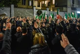 Milano, saluti romani sotto casa di Sergio Ramelli. Tra i presenti anche chi lavora per il presidente del Senato Ignazio La Russa