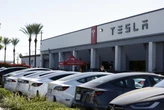 Tesla deve richiamare 2 milioni di auto. Problemi su tre modelli: «Alto rischio incidenti»