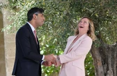Ma cosa si sono detti Rishi Sunak e Giorgia Meloni alle strette di mano durante il G7?