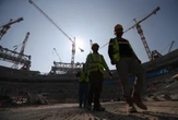 Caldo torrido e niente pause per gli operai, la denuncia sui cantieri della Cop28 a Dubai: la prima su cambiamento climatico e salute