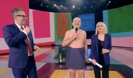 Il prof naturista mezzo nudo da Fazio era a casa per infortunio. La sorpresa della preside, lui si difende: «La domenica sono libero»