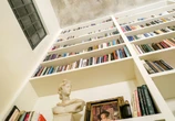 Roma, anziano becca il ladro in casa intento a leggere un libro: arrestato