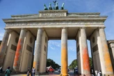 Berlino, Ultima Generazione imbratta la Porta di Brandeburgo: «Continueremo finché non ci sarà un cambio radicale» – Il video