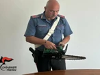 «Non sai spazzare», e tenta di uccidere un netturbino con una motosega