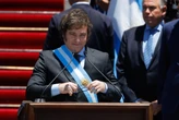 Argentina, il giuramento di Milei da presidente. Riforme necessarie e shock inevitabile: «È l’ultimo sorso amaro»