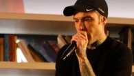 Fedez si confessa agli studenti: «Prendevo 7 psicofarmaci, sono arrivato alla balbuzie. È ora che si parli di salute mentale»