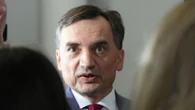 Wyprowadzili Ziobrę z samolotu i od razu przewieźli na Wiejską. W Sejmie doszło do scysji
