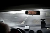 Au volant pendant 6 heures, une étude révèle le temps passé les yeux fermés
