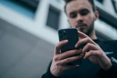 Utiliser le haut-parleur de son smartphone en public, c’est “normal” pour la moitié des Français