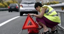 
         La DGT confirma el día a partir del que no puedes usar los triángulos de emergencia y pueden multarte por ello 
    