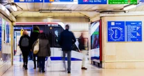 
         Dos policías actúan con rapidez y salvan a un hombre que fue arrollado por el Metro de Madrid 
    