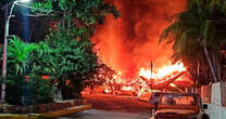 Acapulco: Sujetos incendian un restaurante en Caleta; 3 taxistas son asesinados