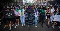 FOTOGALERÍA ¬ Mujeres marchan al Zócalo para exigir aborto libre y seguro en México