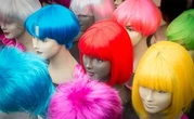 Un lycée privé peut-il exclure un élève parce qu’il a des cheveux roses ?
