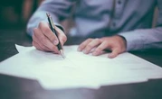 Pourquoi appelle-t-on parfois les fonctionnaires des « ronds-de-cuir » ?