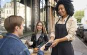 Pour 6 jeunes sur 10, c’est l’homme qui paye au premier rencard (et c’est ringard)