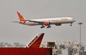 En Inde, deux avions se croisent tranquillement sur la même piste