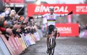 Van der Poel déboule sur une manche de Coupe du monde en Lamborghini