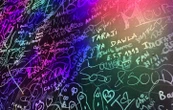 On a percé le mystère des gens qui font des tags dans les toilettes des bars