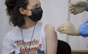 La Haute autorité de santé préconise la vaccination des ados par étapes